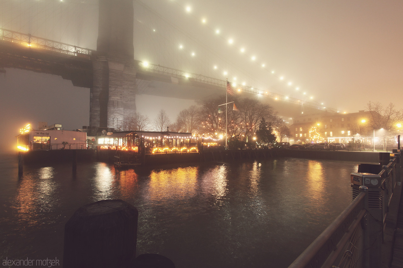 Foto von Blick aus Dumbo nach Manhattan bei Nebel